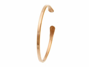 a slim and feminin copper bracelet